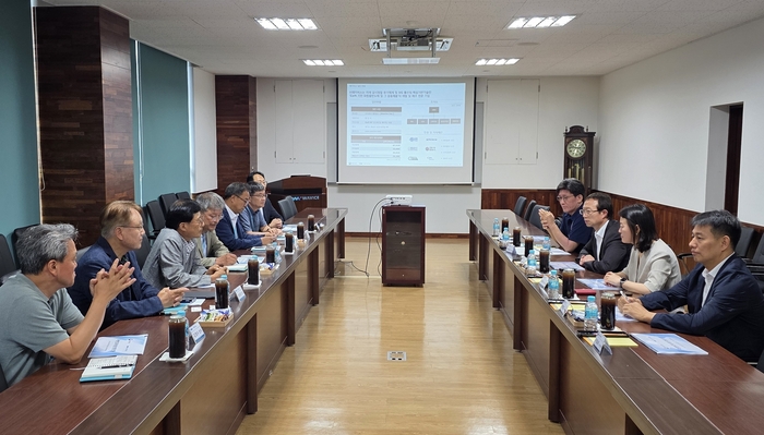 강환석 방위사업청 차장(오른쪽 줄 뒤에서 두번째) 일행이 15일 경기도 화성시 웨이비스 본사를 방문, 국방반도체 육성 및 지원 정책에 대한 의견 수렴의 시간을 가졌다.