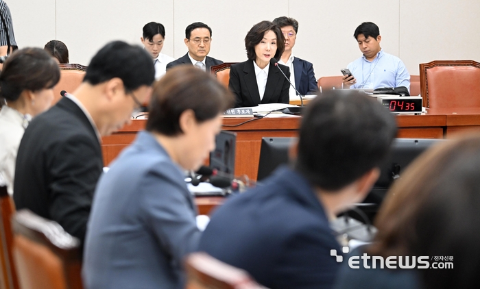 [포토] 이진숙, 논문 의혹에 “국민 눈높이 맞지 않은 점 사죄”
