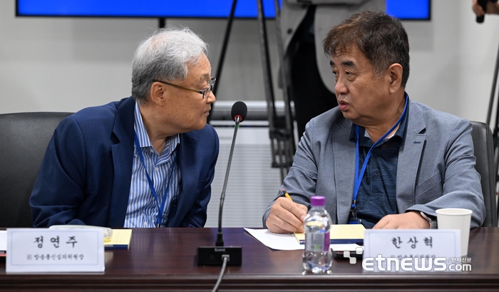 [포토] 대화하는 정연주-한상혁