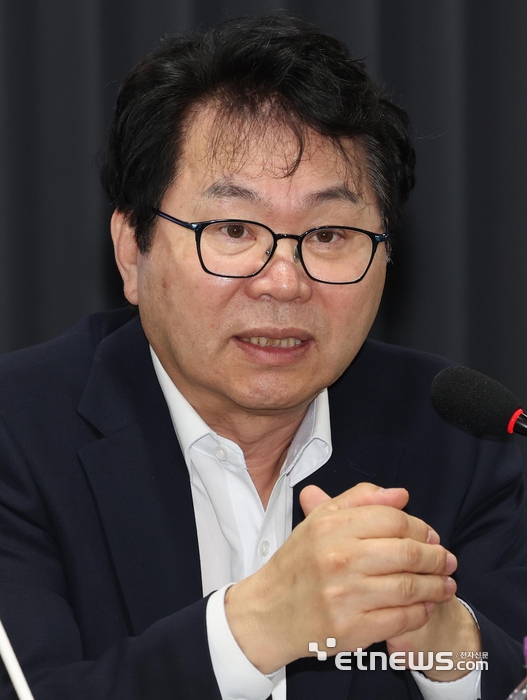 국정기획위원회 미디어혁신범국민협의체(가칭) 추진을 위한 의견수렴 간담회가 16일 서울 종로구 정부서울청사 창성동별관에서 열렸다. 이한주 국정기획위원회 위원장이 모두발언을 하고 있다. 이동근기자 foto@etnews.com