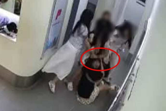 지난 11일 베트남의 한 즉석사진관에서 베트남 여성들을 폭행한 한국인 여성들. 사진=Z뉴스 캡처