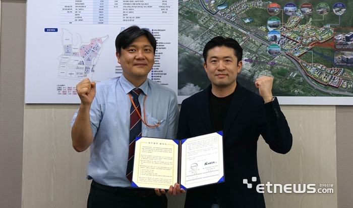 케이메디허브 전임상센터와 낫다바이오텍이 창상진단솔루션 공동개발 MOU를 맺었다. 정명훈 전임상센터장(왼쪽)과 조태희 낫다바이오텍 대표
