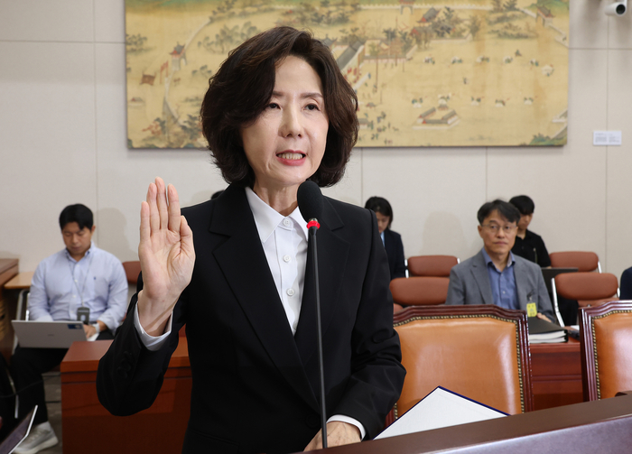 선서하는 이진숙 교육부 장관 후보자 (서울=연합뉴스) 박동주 기자 = 이진숙 사회부총리 겸 교육부 장관 후보자가 16일 서울 여의도 국회 교육위원회에서 열린 인사청문회에서 선서하고 있다. 2025.7.16 pdj6635@yna.co.kr (끝)
