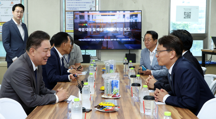 더불어민주당 김병기 당 대표 직무대행 겸 원내대표가 16일 폭염 관련 물류센터 현장점검을 위해 서울 서초구 쿠팡 서초1캠프를 방문, 박대준 쿠팡 대표이사와 대화하고 있다. 연합뉴스