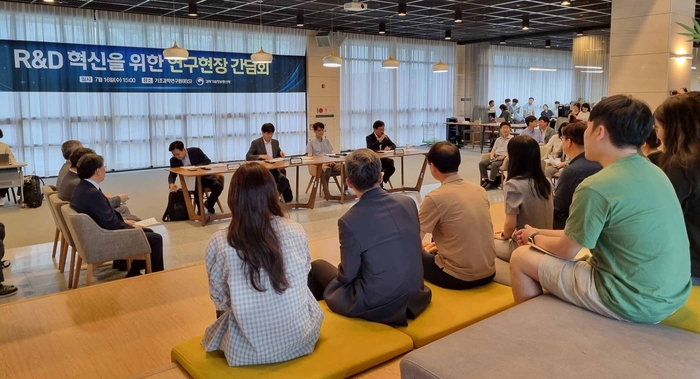 과학기술정보통신부는 16일 대전 기초과학연구원(IBS)에서 하정우 대통령실 AI미래기획 수석, 천승현 세종대 교수, 신진 및 중견연구자, 학생연구자 30여 명이 참석한 가운데 연구개발(R&D) 혁신 방안을 마련하기 위한 연구현장 간담회를 열었다. 연합뉴스