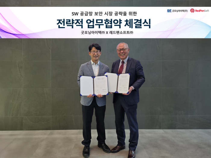 배환국 레드펜소프트 대표이사(왼쪽)와 이주찬 굿모닝아이텍 대표이사가 지난 16일 과천 DX타워에서 소프트웨어(SW)공급망 보안 시장 공략을 위한 전략적 업무협약식을 체결한 뒤 기념촬영을 하고 있다.(소프트캠프 제공)