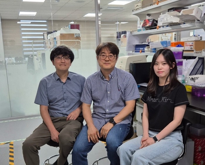 사진 왼쪽부터 KAIST 의과학대학원의 양경모 박사, 정원일 교수, 김규래 박사과정