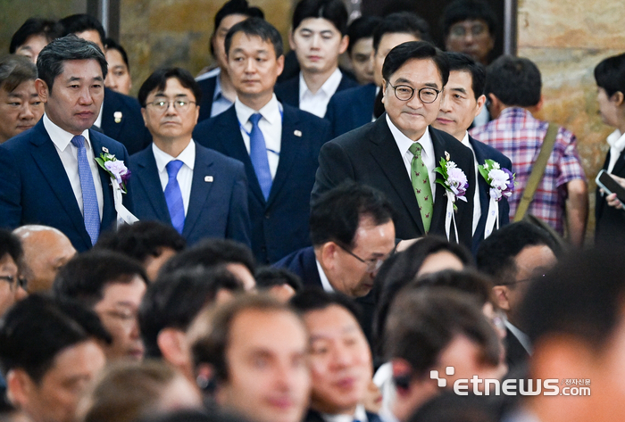 제77주년 제헌절 경축식이 17일 서울 여의도 국회에서 열렸다. 우원식 국회의장이 참석하고 있다.
이동근기자 foto@etnews.com