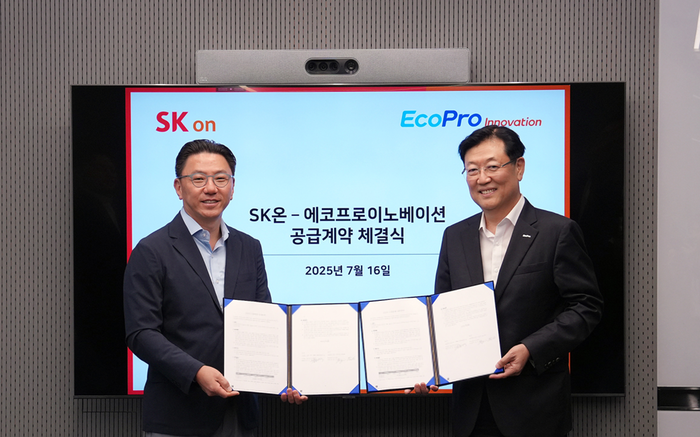 박종진 SK온 전략구매실장(왼쪽)과 김윤태 에코프로이노베이션 대표가 수산화리튬 공급 계약 체결 기념 사진을 촬영하고 있다.