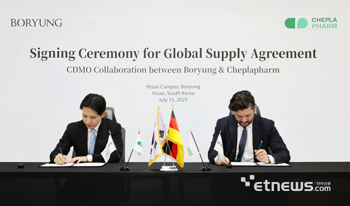 보령 김성진 CSO(왼쪽)와 체플라팜 아르템 게보르키안 부사장이 15일 보령 예산캠퍼스에서 열린 계약 체결식에서 서명하고 있다.