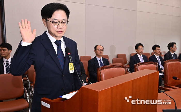 [포토] 선서문 읽는 김정관
