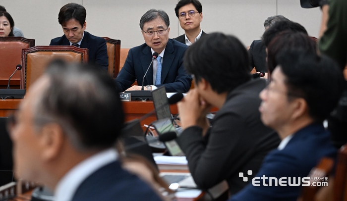 [포토] 여당 질의 듣는 조현 외교장관 후보자