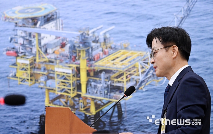 김정관 산업통상자원부 장관 후보자가 17일 서울 여의도 국회 산업통상자원중소벤처기업위원회에서 열린 인사청문회에서 모두발언을 하고 있다.  이동근기자 foto@etnews.com