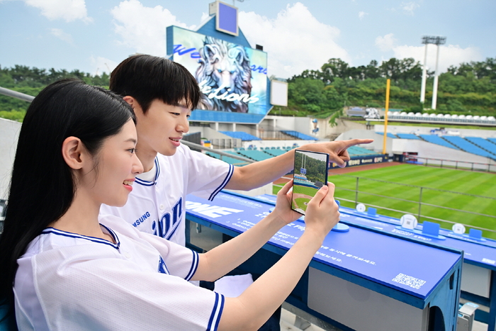 대구 삼성 라이온즈 파크 '루프탑석'에서 방문객들이 '갤럭시 Z 폴드7'의 2억 화소 초고해상도 카메라를 경험하는 모습