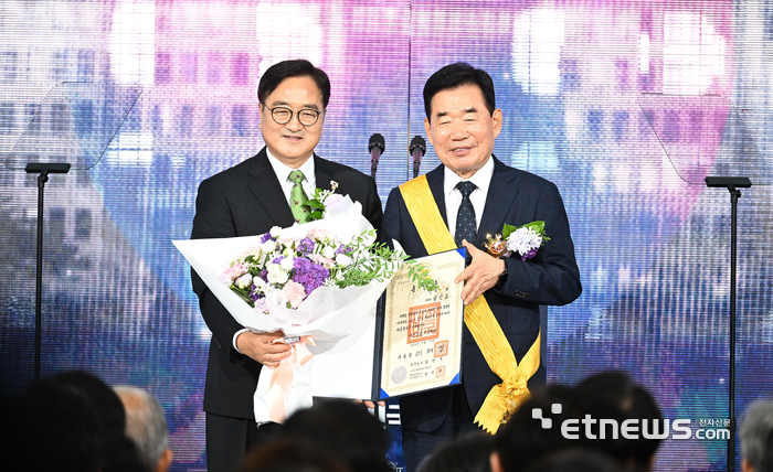 [포토] 국민훈장 받은 김진표 전 국회의장