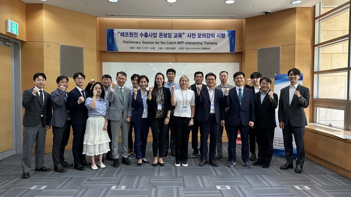 체코 현지 발주사 대상 온보딩 교육을 진행할 강사진들이 사전 모의교육에서 기념촬영했다.
