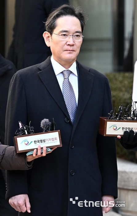 부당합병 등 혐의와 관련해 1심에 이어 항소심에서도 무죄를 선고받은 이재용 삼성전자 회장이 지난 2월 3일 서울 서초구 서울고등법원을 나서고 있다. 이 회장은 자본시장과금융투자업에관한법률위반 등 19개 혐의에 대해 전부 무죄를 선고받았다. 이동근기자 foto@etnews.com