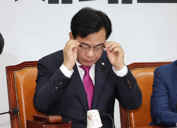 국민의힘 송언석 비상대책위원장 겸 원내대표(왼쪽)가 17일 국회에서 열린 비상대책위원회의가 비공개로 전환되자 안경을 고쳐 쓰고 있다.(사진=연합뉴스)