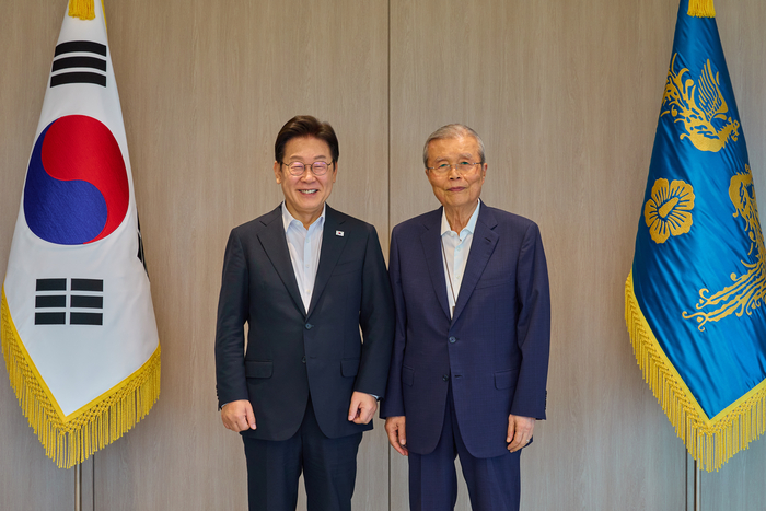 이재명 대통령, 김종인 전 비대위원장과 오찬 회동     (서울=연합뉴스) 이재명 대통령이 17일 서울 용산 대통령실 청사에서 김종인 전 국민의힘 비상대책위원장을 만나 기념촬영을 하고 있다. 2025.7.17 [대통령실 제공. 재판매 및 DB 금지]     photo@yna.co.kr (끝)