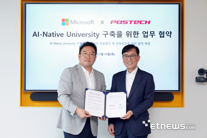 (왼쪽부터) 조원우 한국MS 대표와 김성근 포스텍 총장이 업무협약을 맺고 있다.