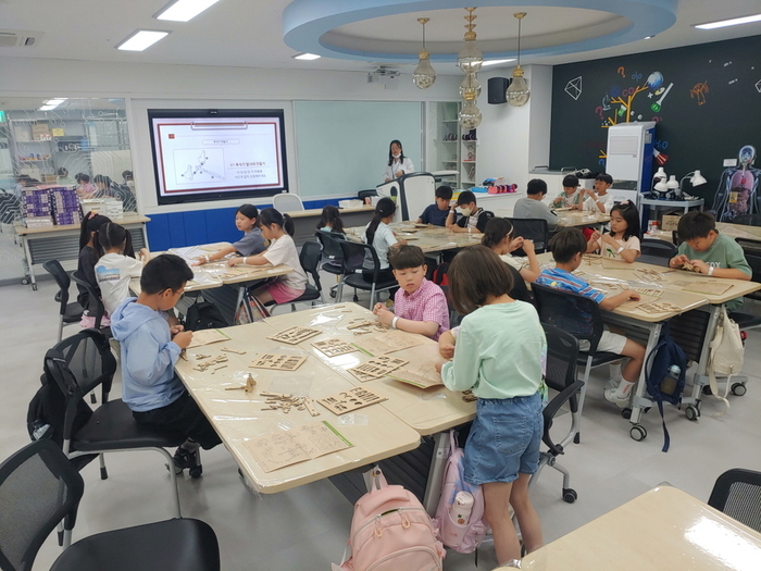지난해 여름방학 과학교실에서 텐세그리티 프로그램에 참여하는 학생들 모습.