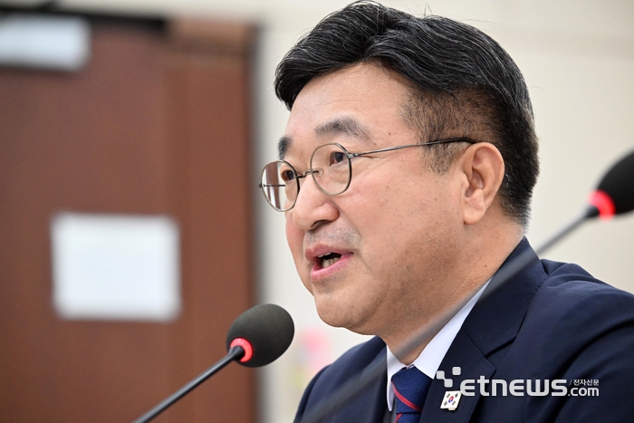 [포토] 답변하는 윤호중