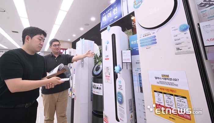 역대급 무더위가 계속되고, 1등급 전자제품 대상 환급제도를 이용하는 고객이 증가하면서 냉방제품 수요가 증가했다. 가전양판점에서는 7월 초중순 냉방제품 판매량이 지난해 대비 에어컨은 2~3배 이상, 선풍기는 1.5배 이상 상승한 것으로 나타났다. 주말 서울 용산 전자랜드에서 고객이 에어컨을 살펴보고 있다. 박지호기자 jihopress@etnews.com