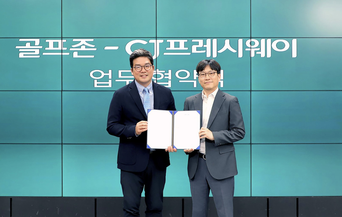 지난 10일, 서울 강남구 골프존 타워 서울에서 최석중 CJ프레시웨이 FS사업담당(오른쪽)과 손장순 골프존 플랫폼사업부장이 업무협약 기념 사진 촬영에 임하고 있다.