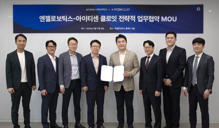 이세희 아이티센클로잇 대표(왼쪽에서 네 번째)와 조남민 엔젤로보틱스 대표(오른쪽에서 네 번째) 등 양사 관계자들이 MOU 체결 후 기념촬영을 하고 있다. 아이티센그룹 제공