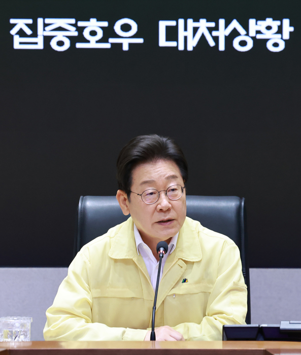 이재명 대통령, 집중호우 대처상황 점검회의 발언 (서울=연합뉴스) 홍해인 기자 = 이재명 대통령이 18일 정부서울청사 중앙재난안전상황실 서울상황센터에서 열린 집중호우 대처상황 점검회의에서 발언하고 있다. 2025.7.18 hihong@yna.co.kr (끝)