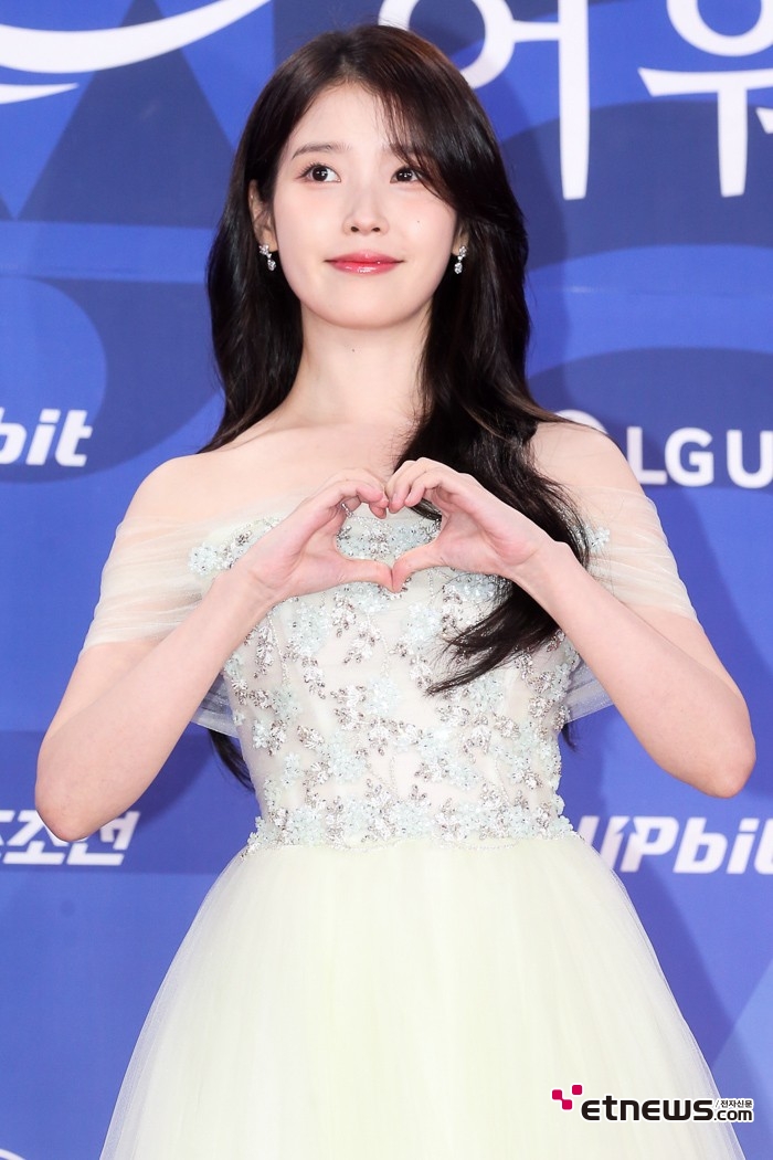 [ET포토] 아이유, '소녀처럼 해맑게'