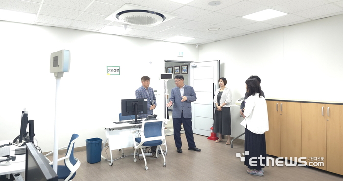 이상균 수원시 팔달구청장(왼쪽 두 번째)이 '민생회복 소비쿠폰' 현장 점검을 위해 고등동행정복지센터를 방문했다.