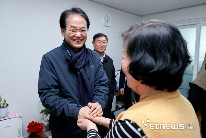 고양시가 위기가구의 주거 안정을 위해 주거복지 정책을 추진한다. 사진은 이동환 고양시장이 집수리 지원사업이 완료된 가구를 방문한 모습.