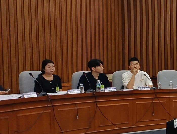 'AI 교육을 기반으로 하는 미래교육 혁신 정책 간담회'에서 한지후 에바다학교 교사(맨 왼쪽), 김재현 신목중학교 교사, 김차명 광명서초등학교 교사가 AIDT 도입 이후 교실의 변화에 관해 발표했다.(사진=마송은 기자)