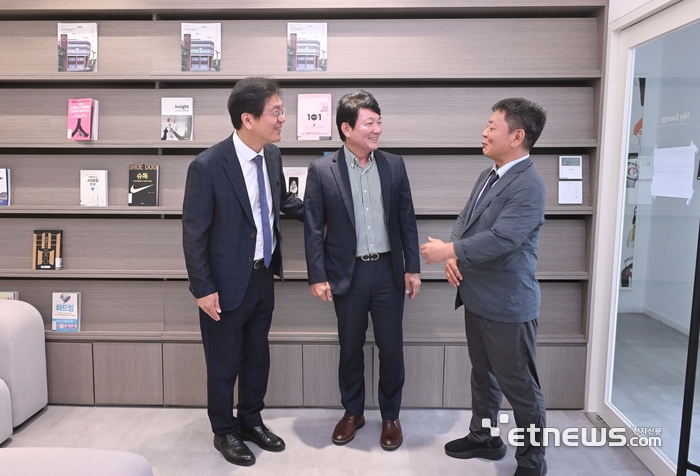 동남권 학연협력플랫폼 구축사업단은 지난 16일 PNU AVEC에서 동남권 학연협력플랫폼 성과와 전망을 주제로 공동사업단장 대담을 진행했다. 최경민·이만식(왼쪽부터) 공동사업단장이 대담에 앞서 진행을 맡은 임동식 전자신문 동남권취재본부장과 환담하고 있다.
부산=박지호기자 jihopress@etnews.com