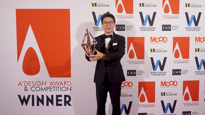 이탈리아 코모에서 개최된 'A 디자인 어워드 2025' 시상식에 참석한 정원오 성동구청장이 플래티넘 상패를 받고 기념 촬영하고 있는 모습