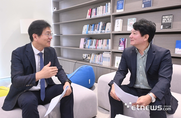 동남권 학연협력플랫폼 구축사업 성과를 정리하고 2단계 사업 방향을 논의하는 대담이 지난 16일 PNU AVEC에서 열렸다. 최경민·이만식(왼쪽부터) 공동사업단장이 학연협력 시너지 창출에 관해 의견을 나누고 있다.
부산=박지호기자 jihopress@etnews.com