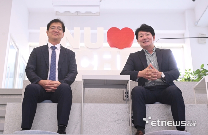 최경민·이만식(왼쪽부터) 동남권 학연협력플랫폼 공동사업단장이 대담을 마친 후 기념촬영했다.
부산=박지호기자 jihopress@etnews.com