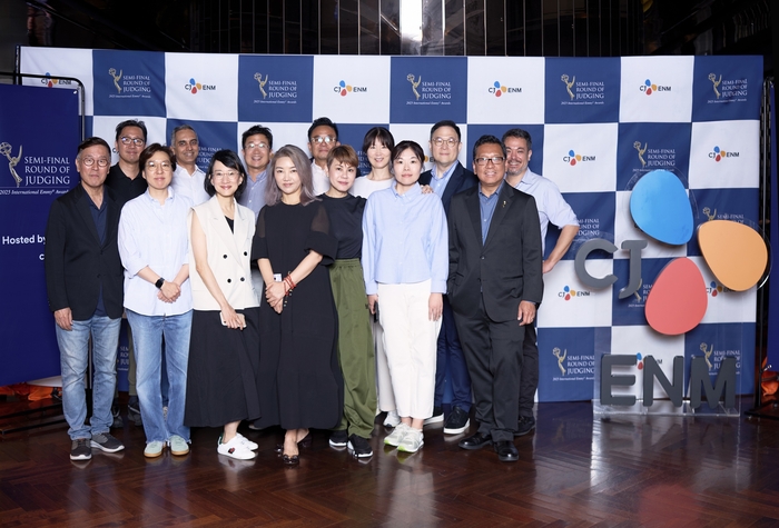 2025 국제 에미상 세미 파이널 심사에 참여한 심사위원들이 기념사진을 찍고 있다.