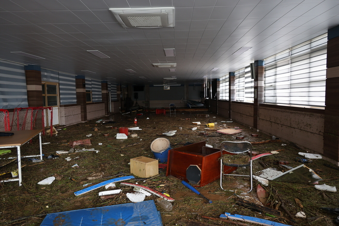 20일 오전 경남 합천군 가회면 호산마을 가회중학교 강당 내부가 집중호우로 떠밀려온 진흙에 뒤덮여 있다. (사진=연합뉴스)