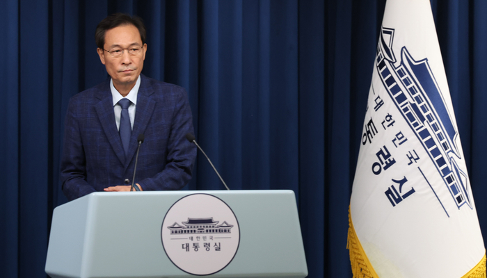 장관 인선 관련 발표하는 정무수석
 
     (서울=연합뉴스) 한상균 기자 = 우상호 정무수석이 20일 장관 인선 관련 브리핑을 하기 위해 용산 대통령실 기자회견장에 들어서고 있다. 우 수석은 이재명 대통령이 이진숙 교육부 장관 지명을 철회했다고 밝혔다. 2025.7.20
     xyz@yna.co.kr
 (끝)