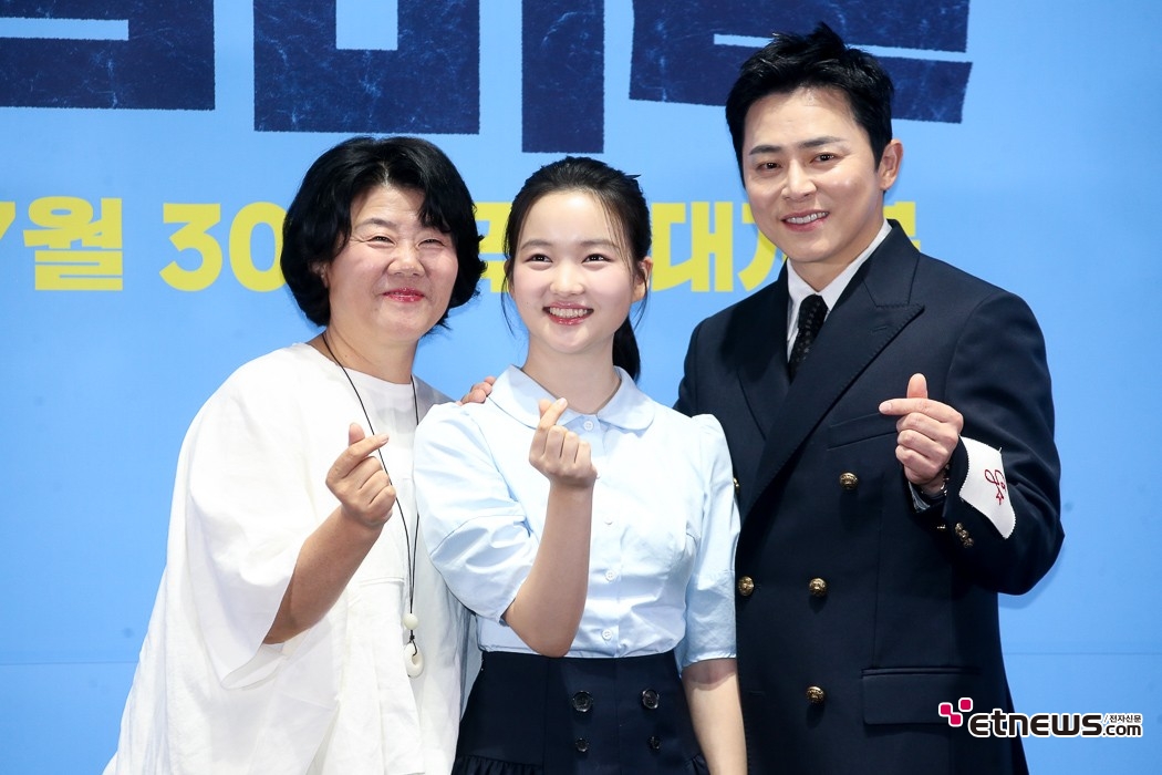 [ET포토] 이정은-최유리-조정석, '3대가 행복하게 포즈'