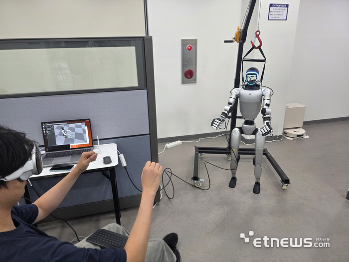 KETI 연구원이 휴머노이드 로봇 시험을 하고 있다. (사진= 김영호 기자)