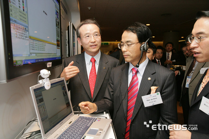 '부산APEC정상회담'에 앞서 KT는 2005년 11월 14일 세계 최초로 이동중에도 완벽한 인터넷 사용이 가능한 와이브로를 선보였다. 진대제 정보통신부 장관(가운데)이 남중수 KT 사장(왼쪽)과 홍원표 KT 와이브로사업본부장이 지켜보는 가운데 시연을 하고 있다. 전자신문DB