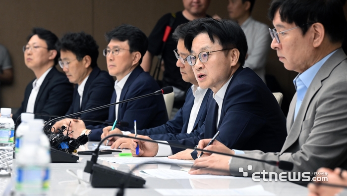 대미 통상 긴급점검회의가 21일 서울 중구 대한상공회의소에서 열렸다. 김정관 산업통상자원부 장관이 모두발언을 하고 있다.  이동근기자 foto@etnews.com