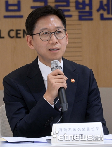 배경훈 과학기술정보통신부 장관이 21일 서울 동대문구 서울바이오허브 글로벌센터에서 열린 과학기술정보통신부 장관-AI바이오 전문가 간담회에서 모두발언을 하고 있다. 김민수기자 mskim@etnews.com