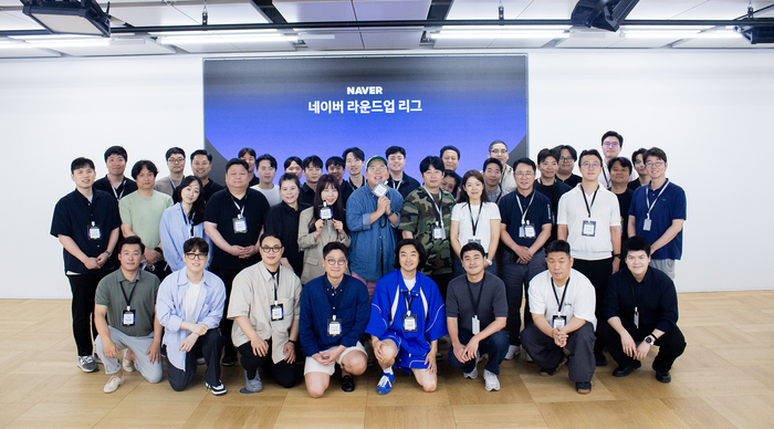 네이버는 지난 17일 경기 성남시 1784에서 엑셀러레이터 프로그램 '라운드업 리그'를 시작했다. 1기 참여 브랜드 20곳의 관계자들이 기념 촬영하고 있다. 〈자료 네이버〉