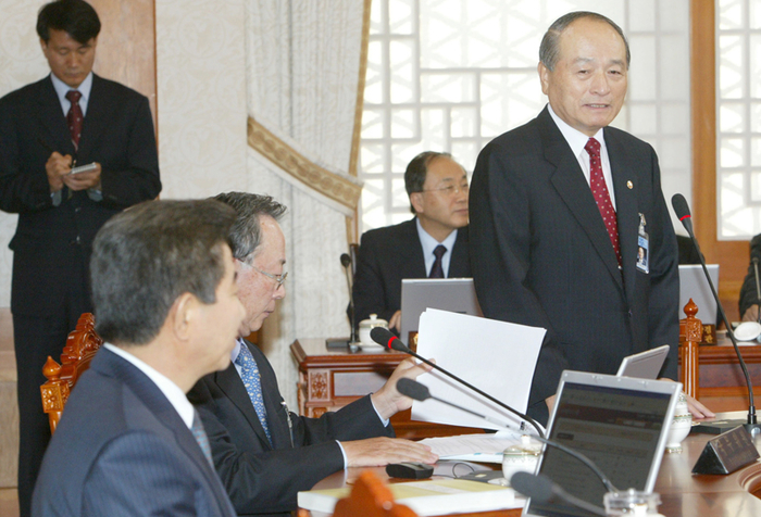 2024년 10월 19일 노무현 대통령 주재로 19일 오전 열린 청와대 국무회의에서 전날 부총리 임명장을 수여한 오명 과기부총리가 인사말을 하고 있다. 연합뉴스