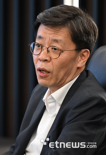 싱귤래리티 금융 소사이어티 제4차 회의가 21일 서울 중구 을지타워에서 열렸다. 임일섭 예금보험공사 예금보험연구소장이 '스테이블코인을 둘러싼 몇 가지 문제'를 주제로 발표하고 있다.  
 이동근기자 foto@etnews.com