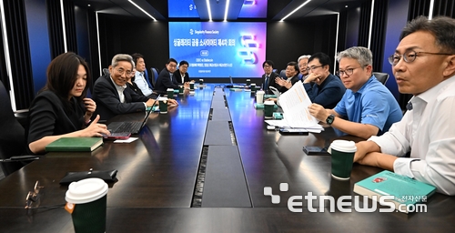 싱귤래리티 금융 소사이어티 제4차 회의가 21일 서울 중구 더존타워에서 열렸다. (왼쪽부터) 박선영 동국대 경제학과 교수, 윤종규 KB금융그룹 고문, 안수현 한국외국어대 법학전문대학원 교수, 윤종원 KDI 초빙연구위원, 이억원 서울대 경제학과 특임교수, 이효섭 자본시장연구원 선임연구위원, 김동섭 한국은행 금융결제국 디지털화폐기획팀장, 임일섭 예금보험공사 예금보험연구소장, 조윤제 연세대 경제대학원 특임교수(좌장),  손병두 토스인사이트 대표, 서병호 한국금융연구원 선임연구위원, 김철웅 신한은행 상임감사위원이 중앙은행 디지털화폐(CBDC)를 주제로 토론을 진행하고 있다.  이동근기자 foto@etnews.com